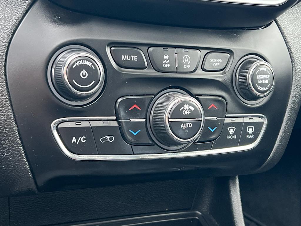 Thumbnail: 2021 Jeep Cherokee - 27