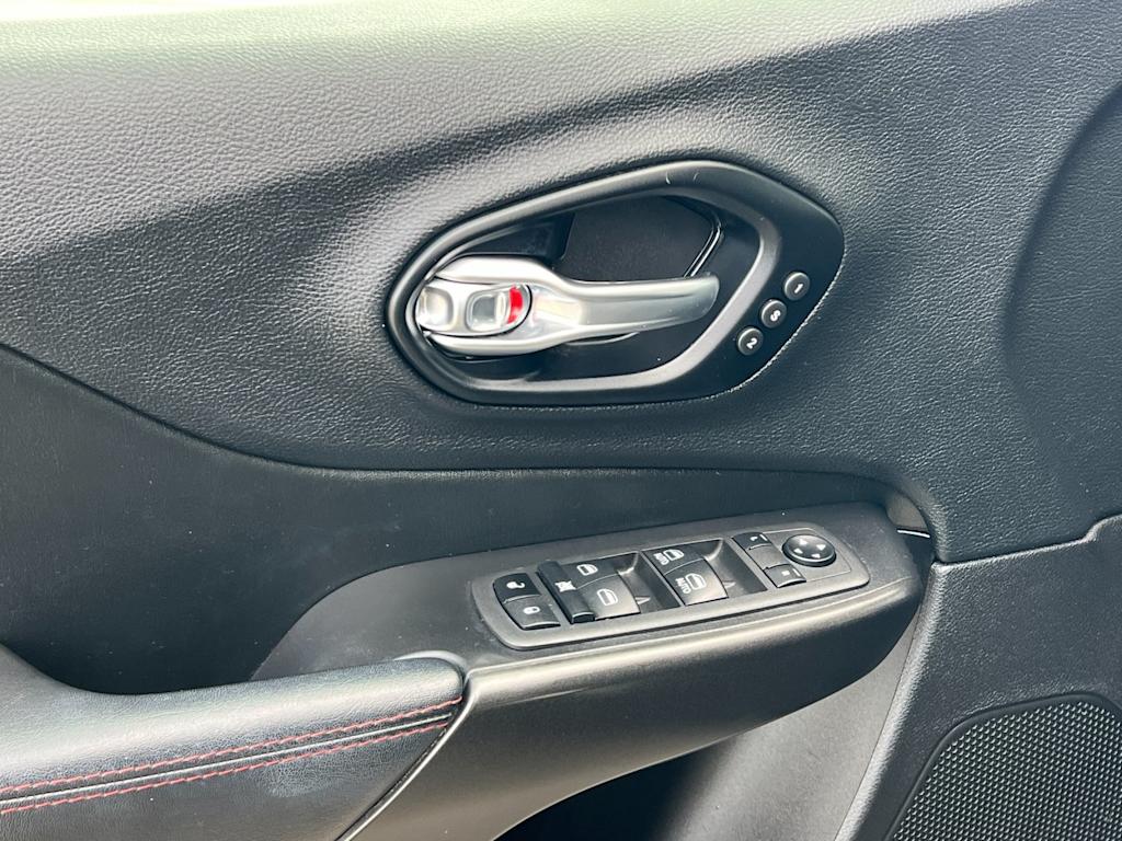 Thumbnail: 2021 Jeep Cherokee - 22