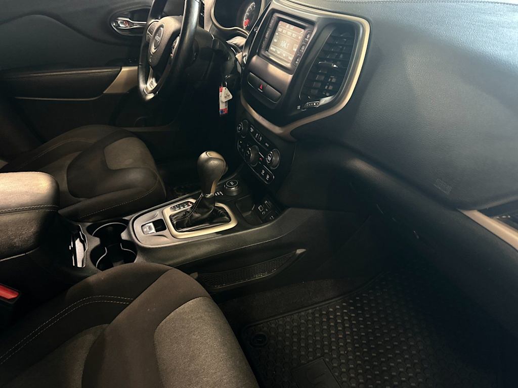 Thumbnail: 2018 Jeep Cherokee - 13