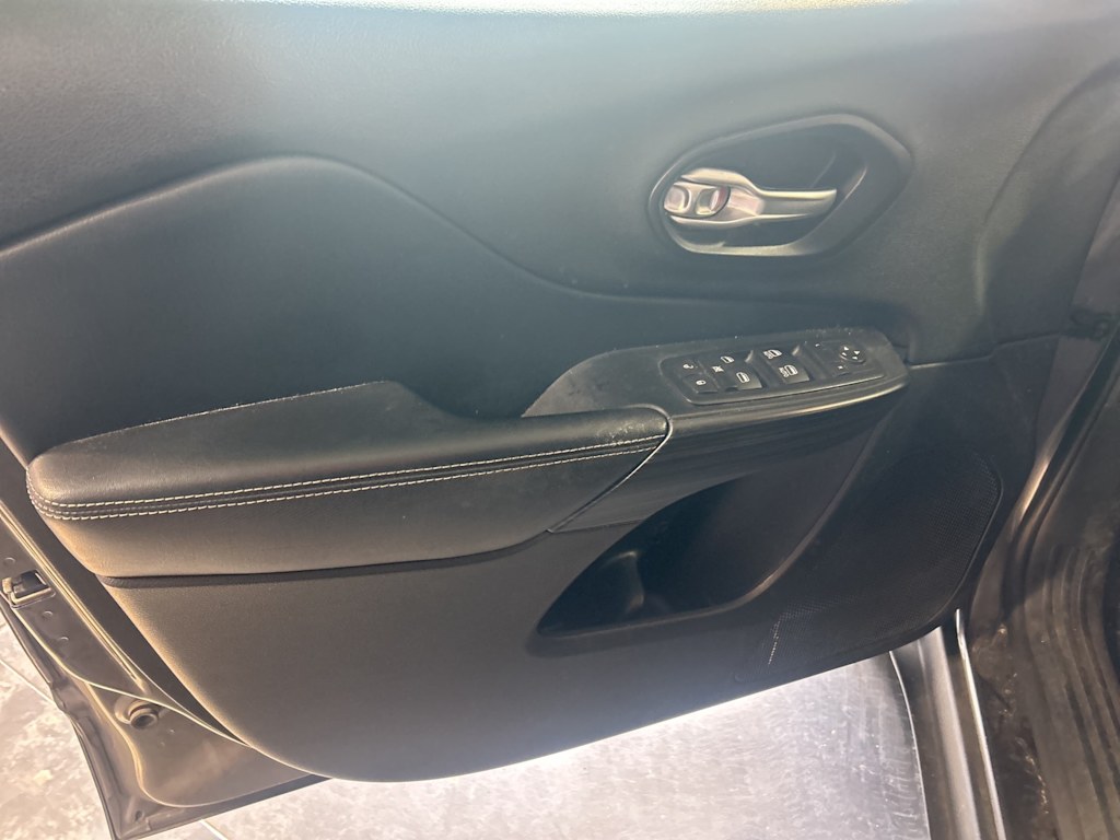 Thumbnail: 2015 Jeep Cherokee - 30