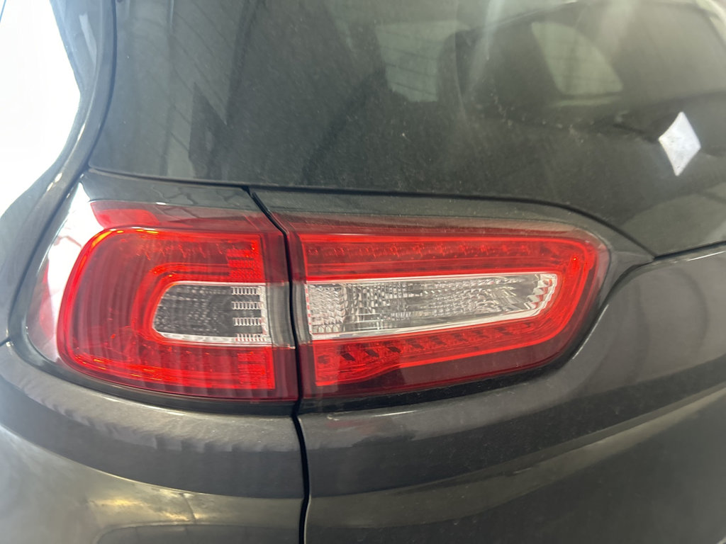 Thumbnail: 2015 Jeep Cherokee - 23