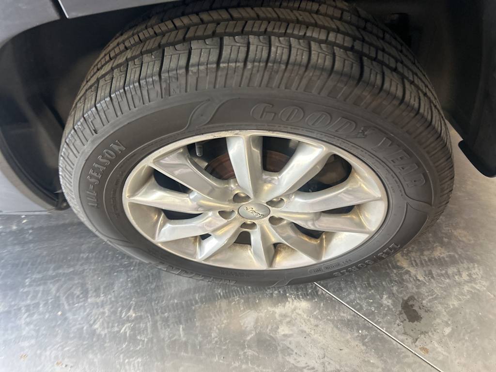 Thumbnail: 2015 Jeep Cherokee - 24