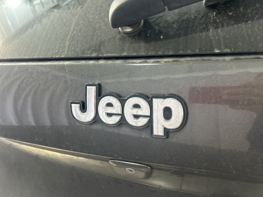 Thumbnail: 2015 Jeep Cherokee - 21