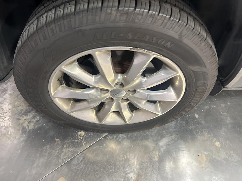 Thumbnail: 2015 Jeep Cherokee - 17