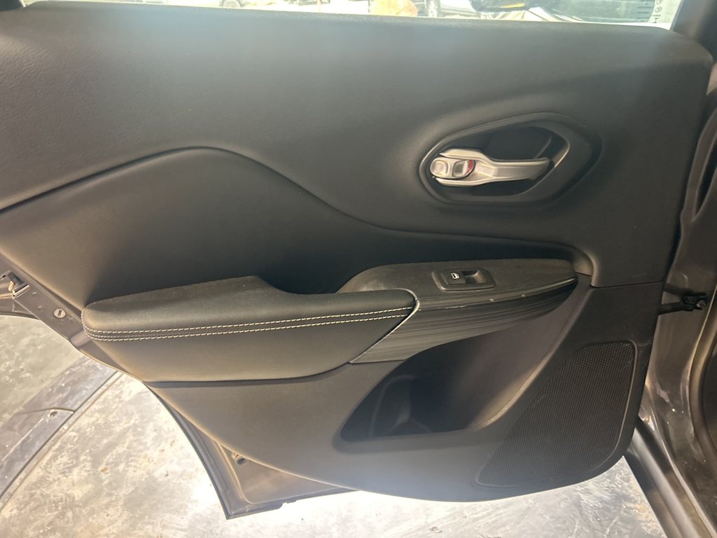 Thumbnail: 2015 Jeep Cherokee - 27