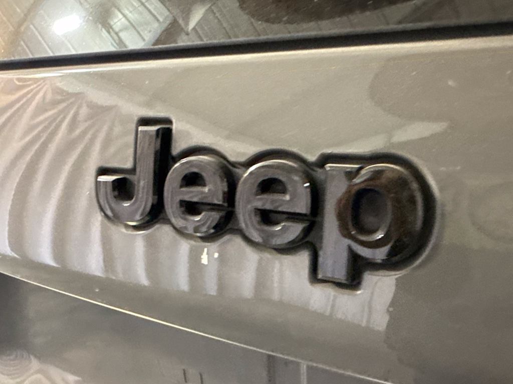 Thumbnail: 2019 Jeep Cherokee - 21
