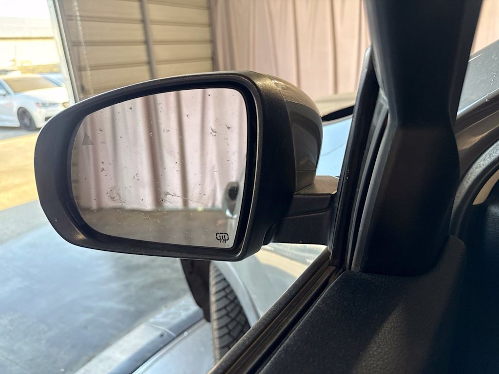 Thumbnail: 2019 Jeep Cherokee - 24