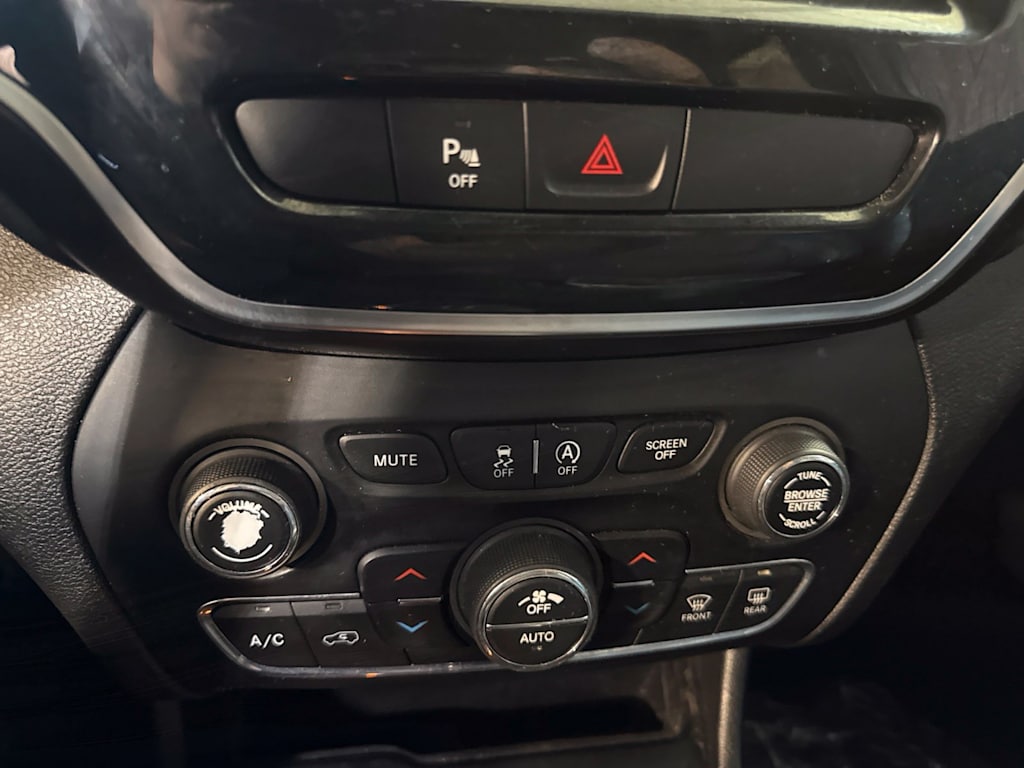 Thumbnail: 2019 Jeep Cherokee - 27