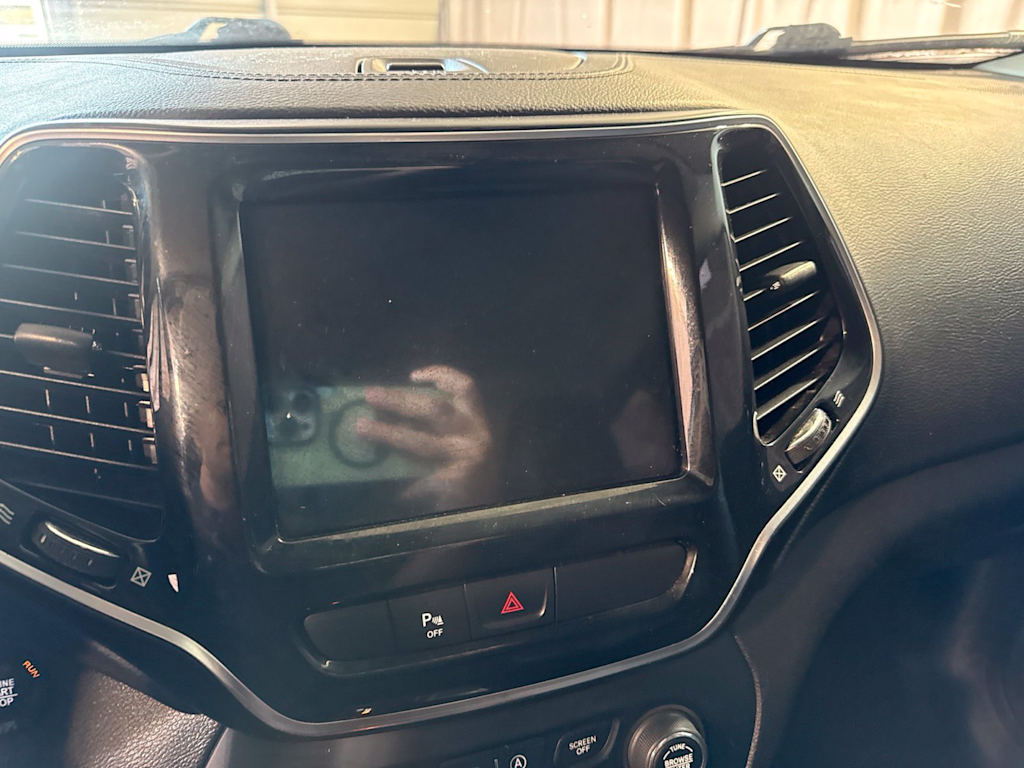 Thumbnail: 2019 Jeep Cherokee - 12