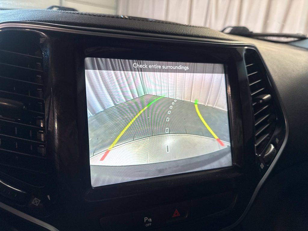 Thumbnail: 2019 Jeep Cherokee - 28