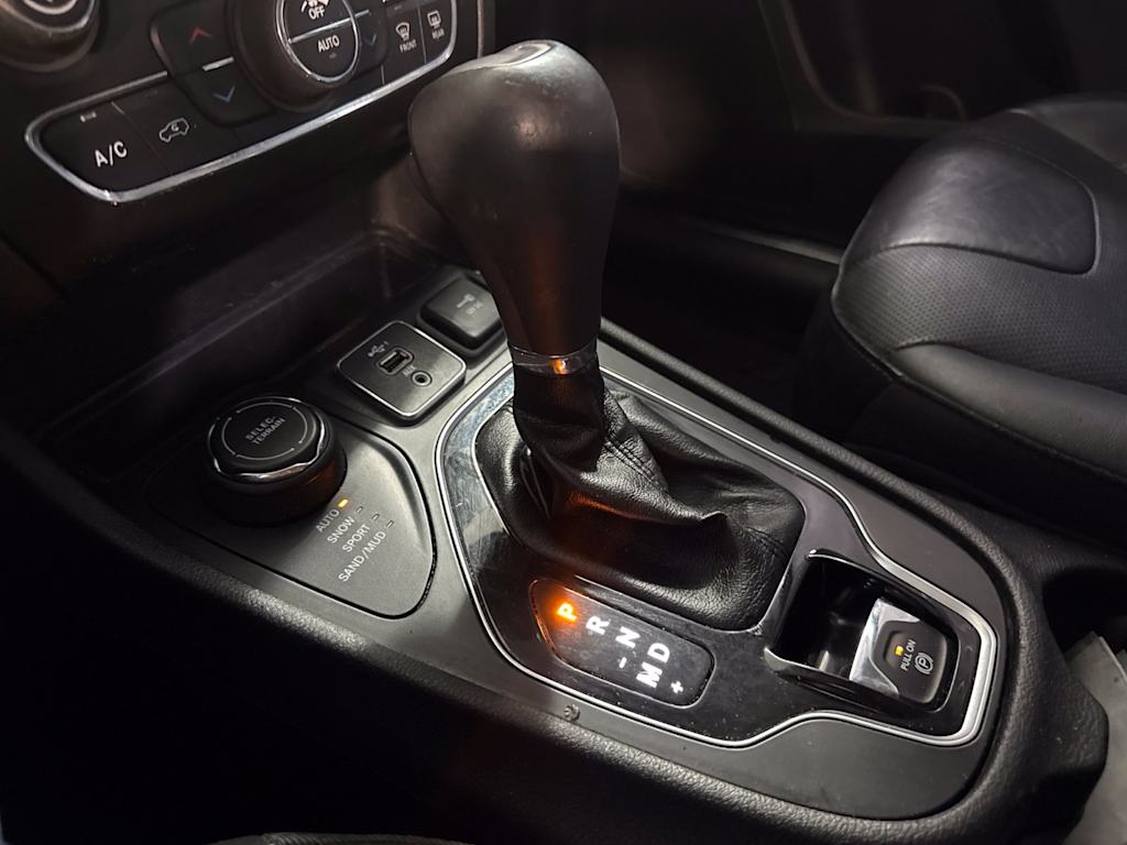 Thumbnail: 2019 Jeep Cherokee - 13