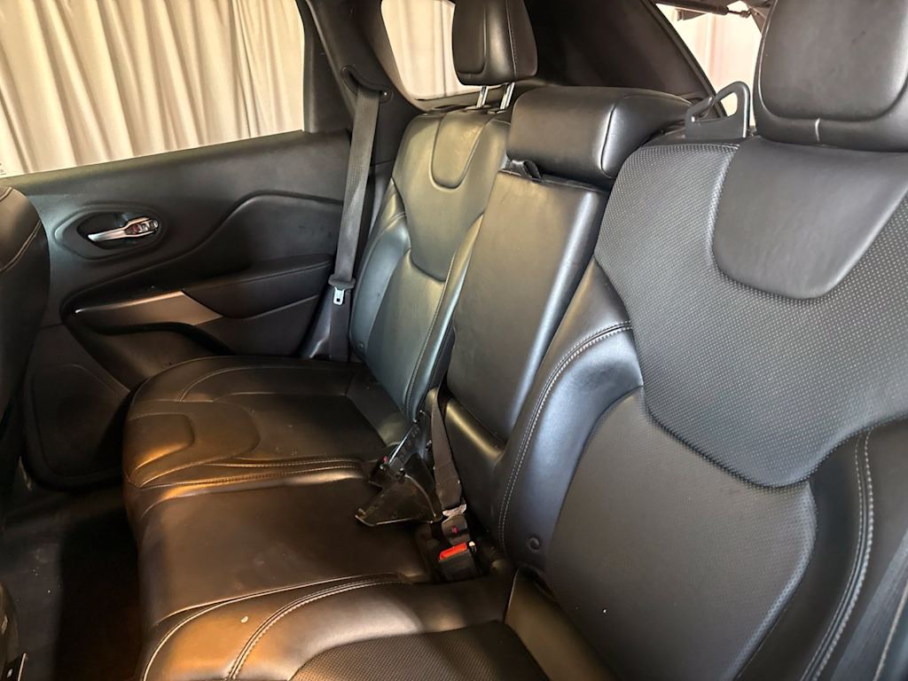 Thumbnail: 2019 Jeep Cherokee - 11
