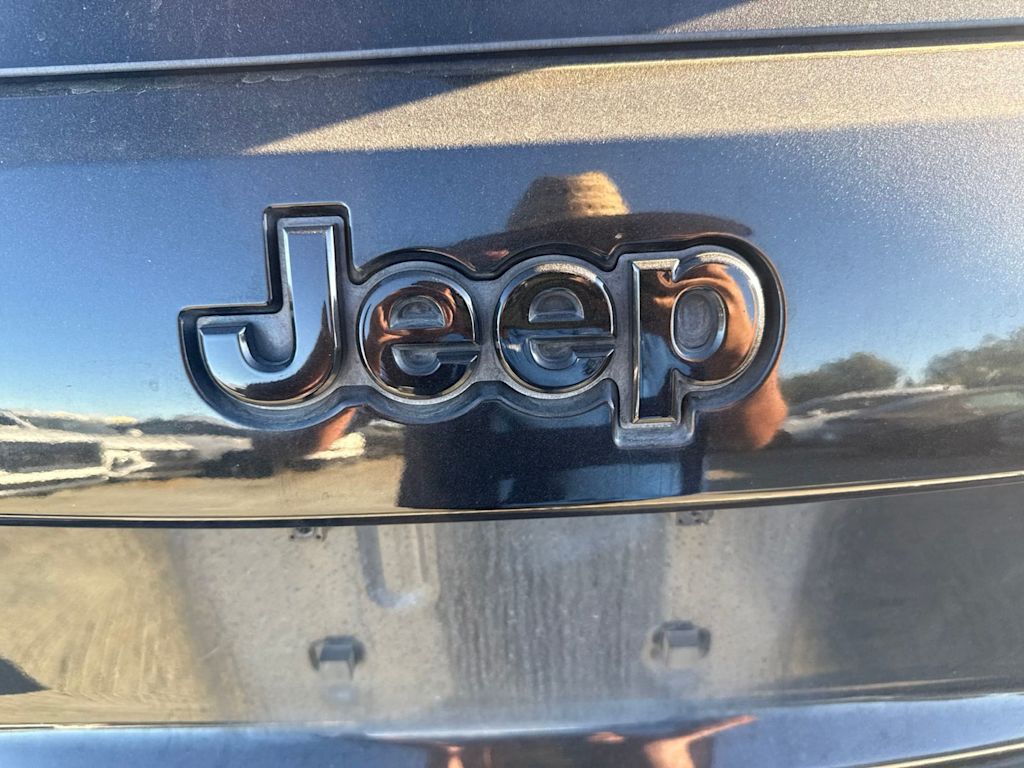 Thumbnail: 2017 Jeep Grand Cherokee - 19