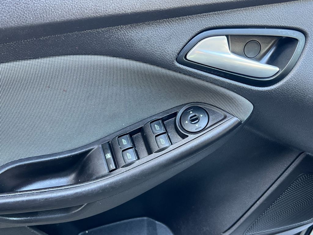 2014 Ford Focus SE 23