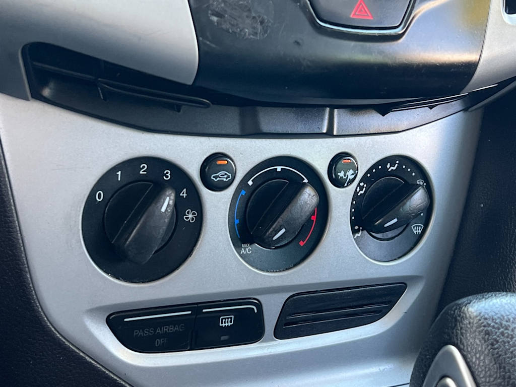 2014 Ford Focus SE 25