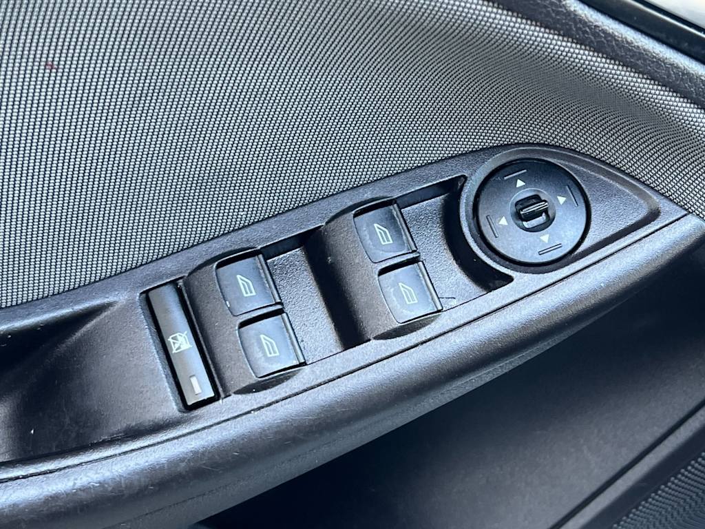 2014 Ford Focus SE 24