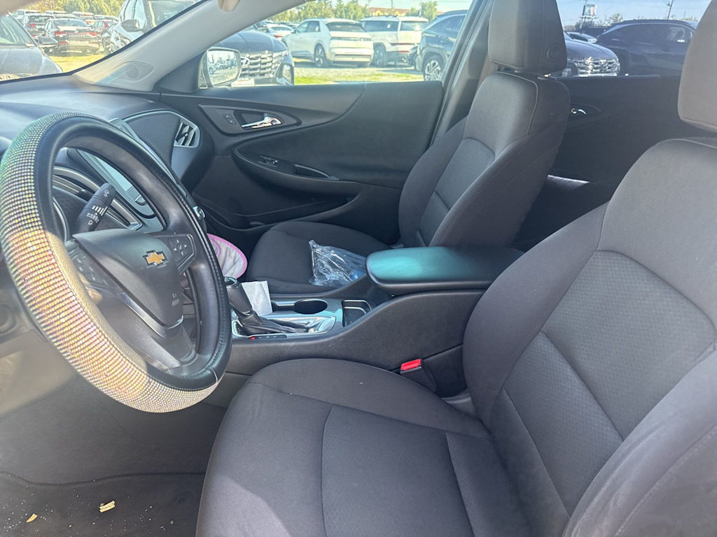 Thumbnail: 2017 Chevrolet Malibu - 9