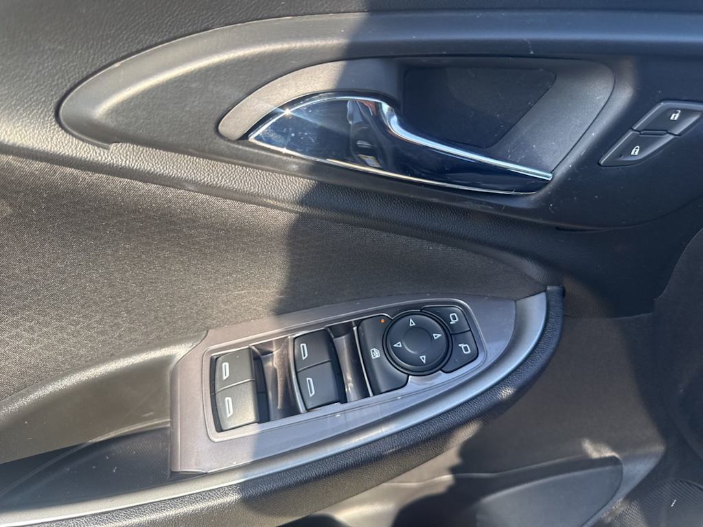 Thumbnail: 2017 Chevrolet Malibu - 21