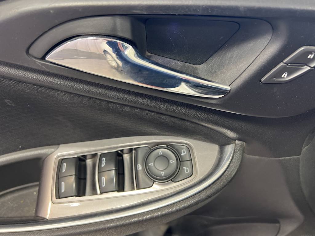 Thumbnail: 2018 Chevrolet Malibu - 25