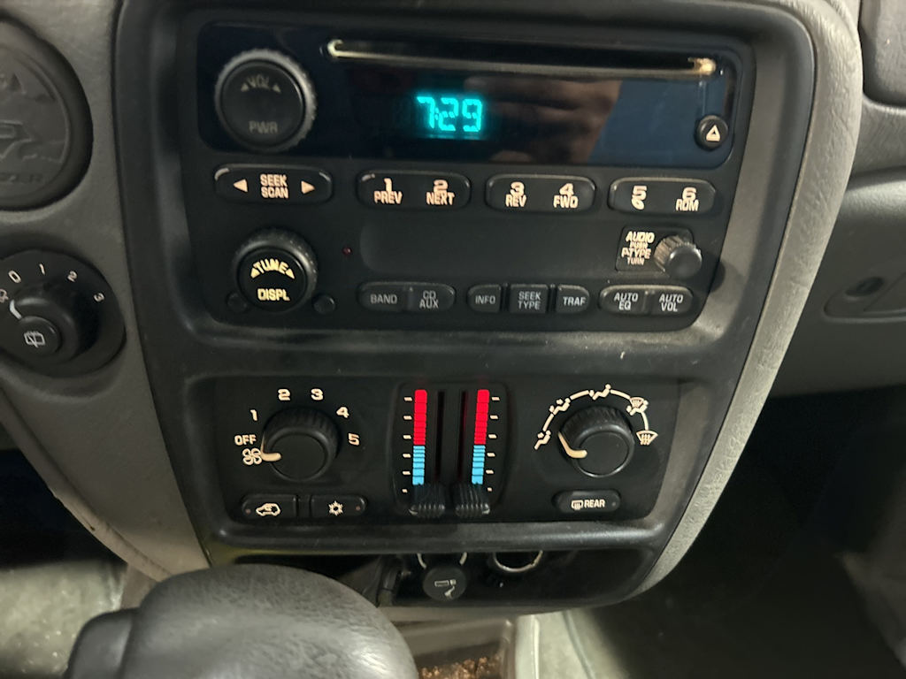 Thumbnail: 2004 Chevrolet TrailBlazer - 11