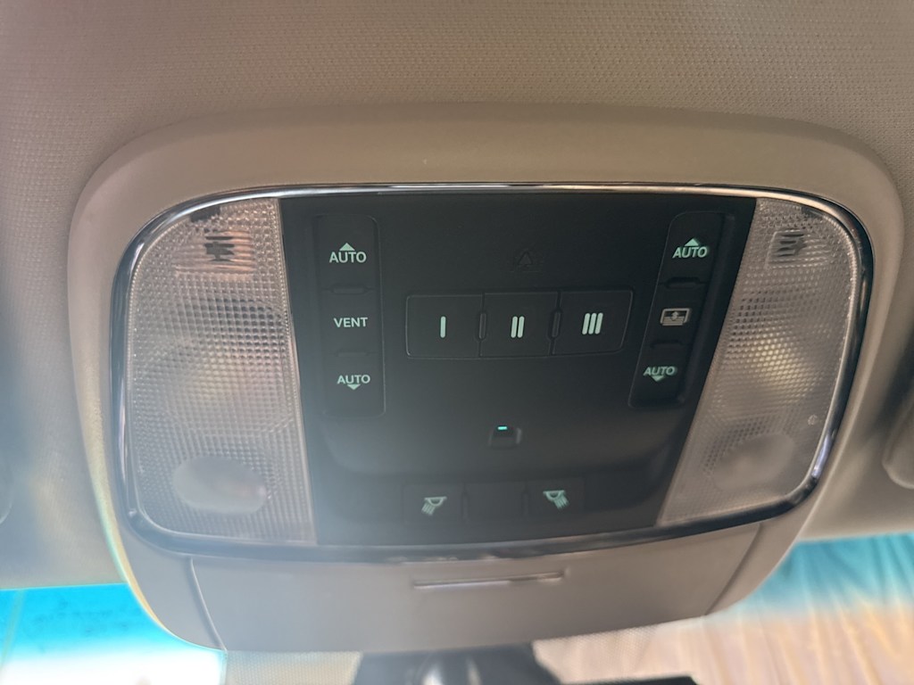 Thumbnail: 2011 Jeep Grand Cherokee - 25