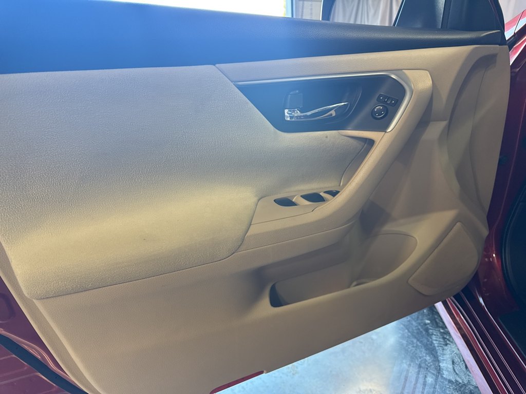 Thumbnail: 2015 Nissan Altima - 22