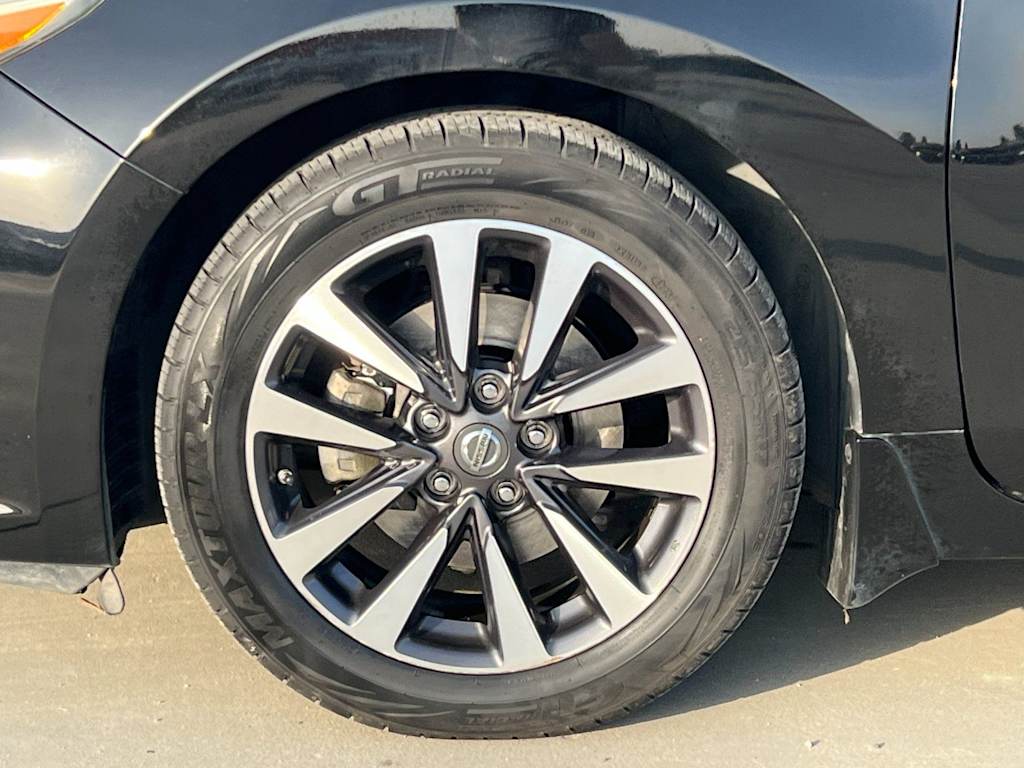 Thumbnail: 2017 Nissan Altima - 8