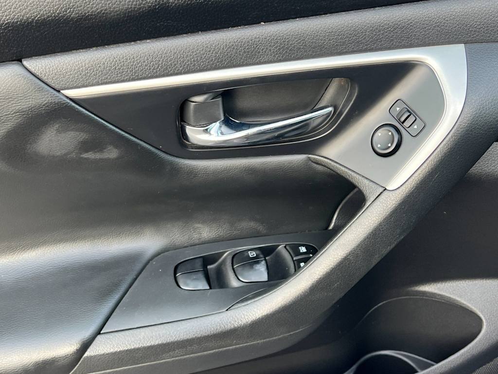 Thumbnail: 2017 Nissan Altima - 23