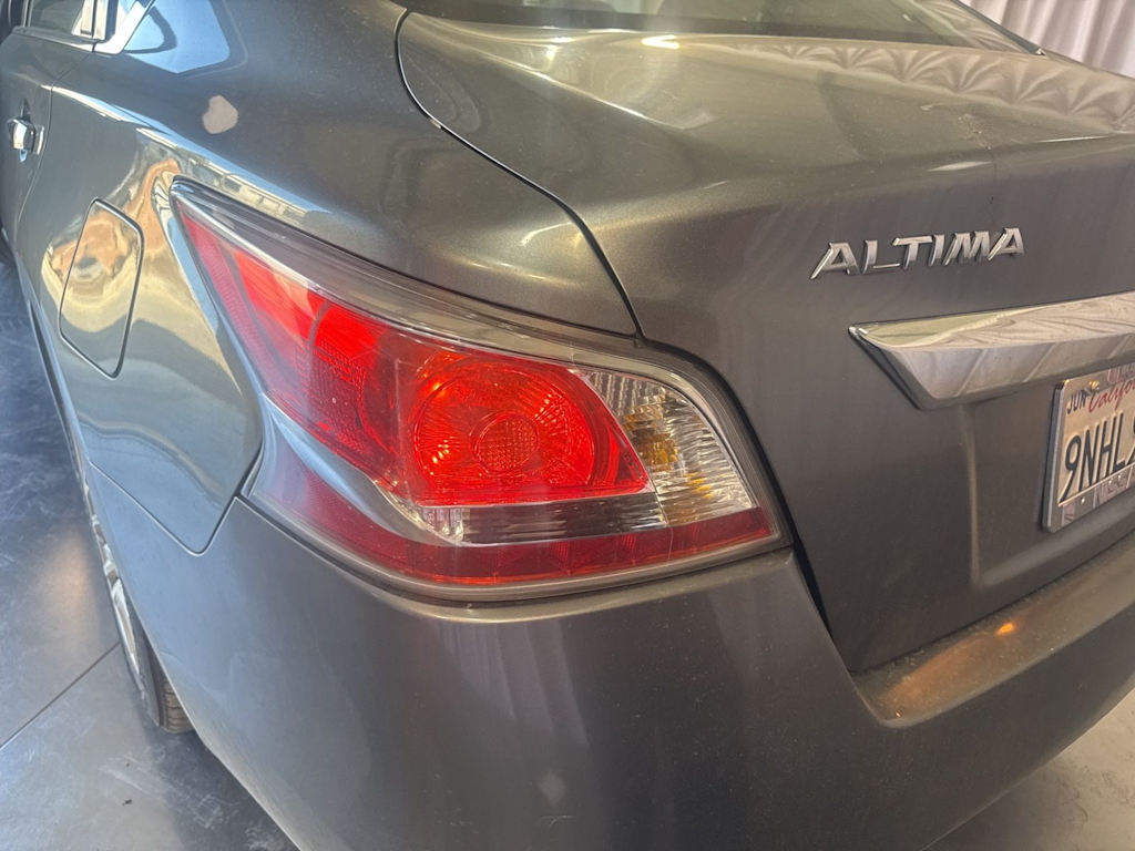 Thumbnail: 2015 Nissan Altima - 18