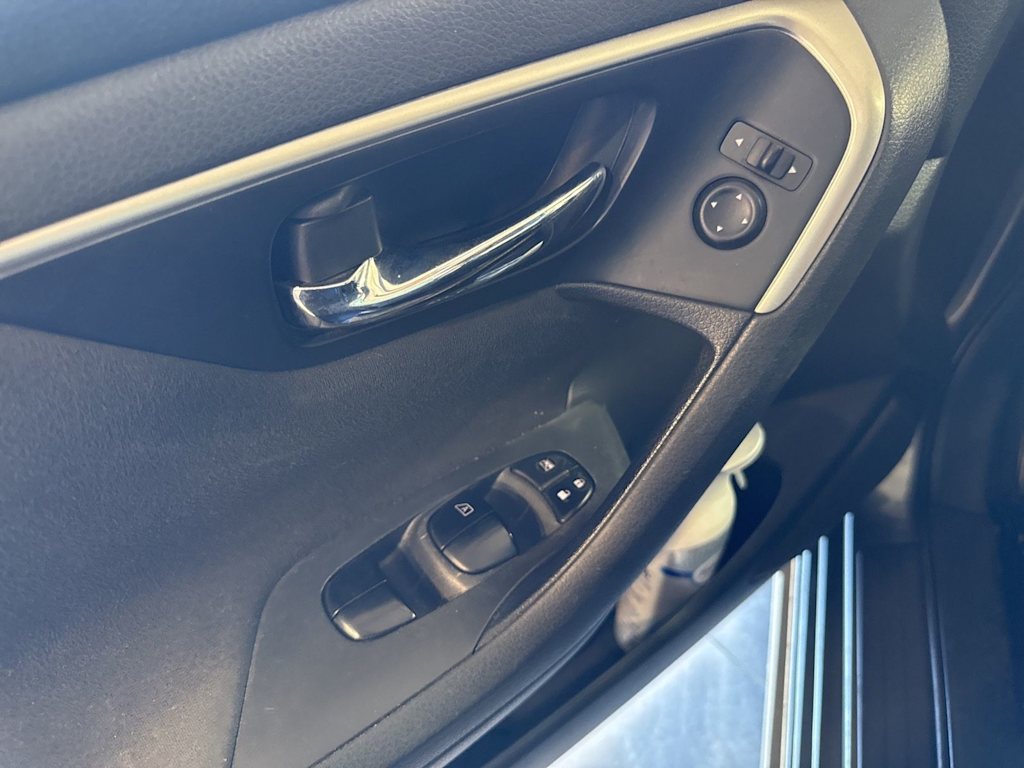 Thumbnail: 2015 Nissan Altima - 19