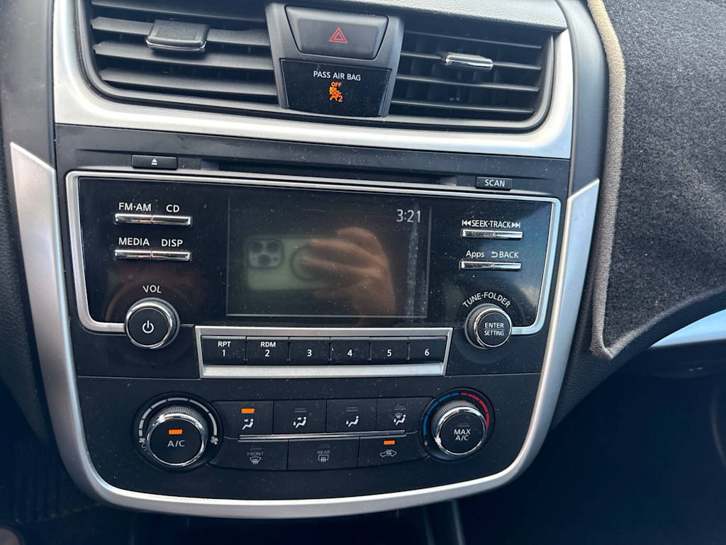 Thumbnail: 2016 Nissan Altima - 10