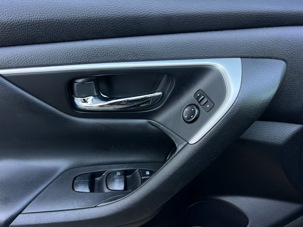 Thumbnail: 2016 Nissan Altima - 22