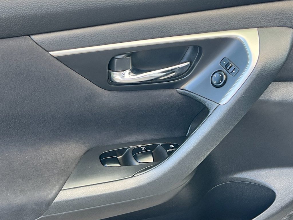 Thumbnail: 2015 Nissan Altima - 22