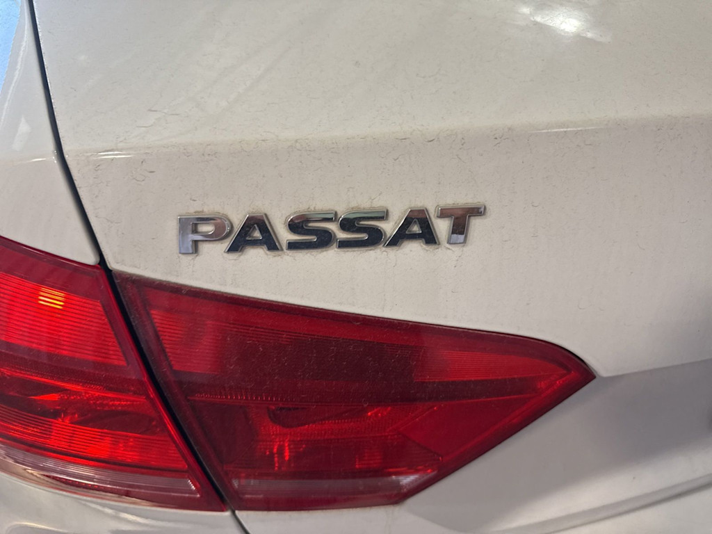 Thumbnail: 2012 Volkswagen Passat - 6