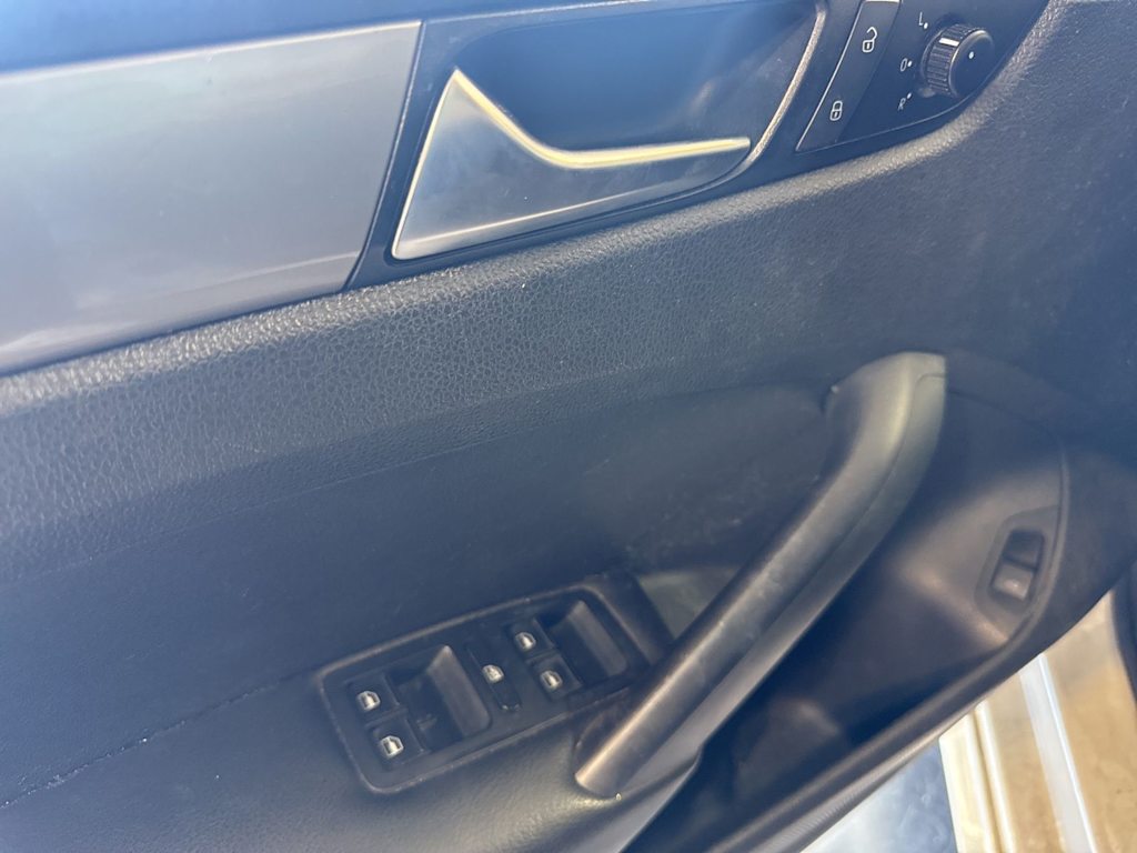 Thumbnail: 2012 Volkswagen Passat - 22