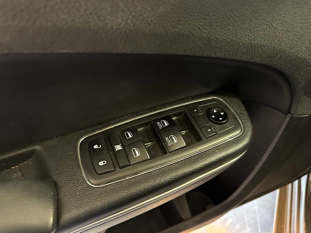 Thumbnail: 2019 Chrysler 300 - 22