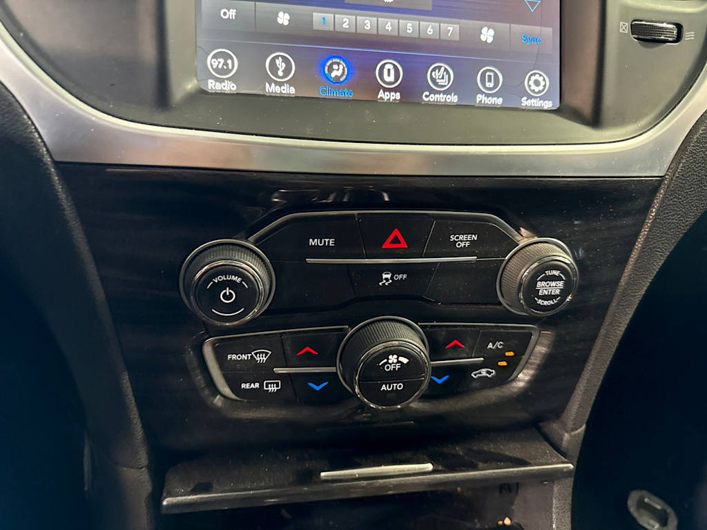 Thumbnail: 2019 Chrysler 300 - 27