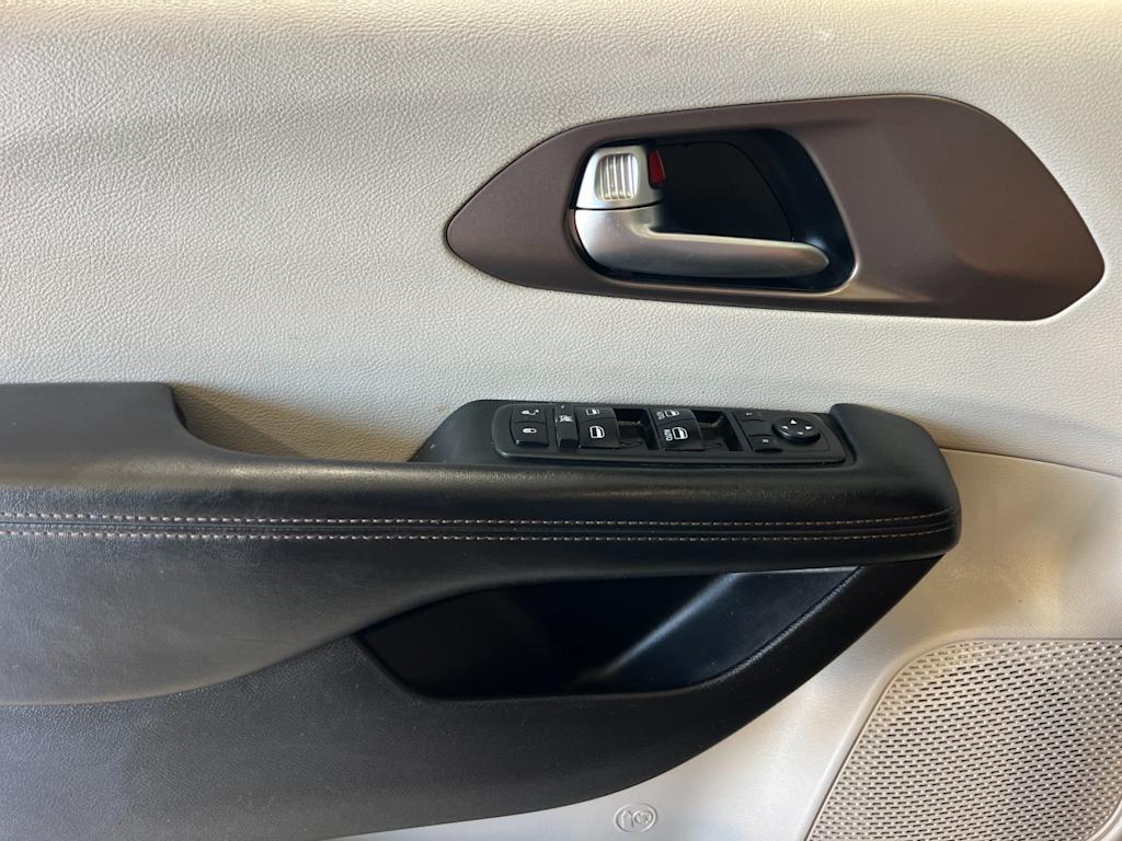 Thumbnail: 2019 Chrysler Pacifica - 21