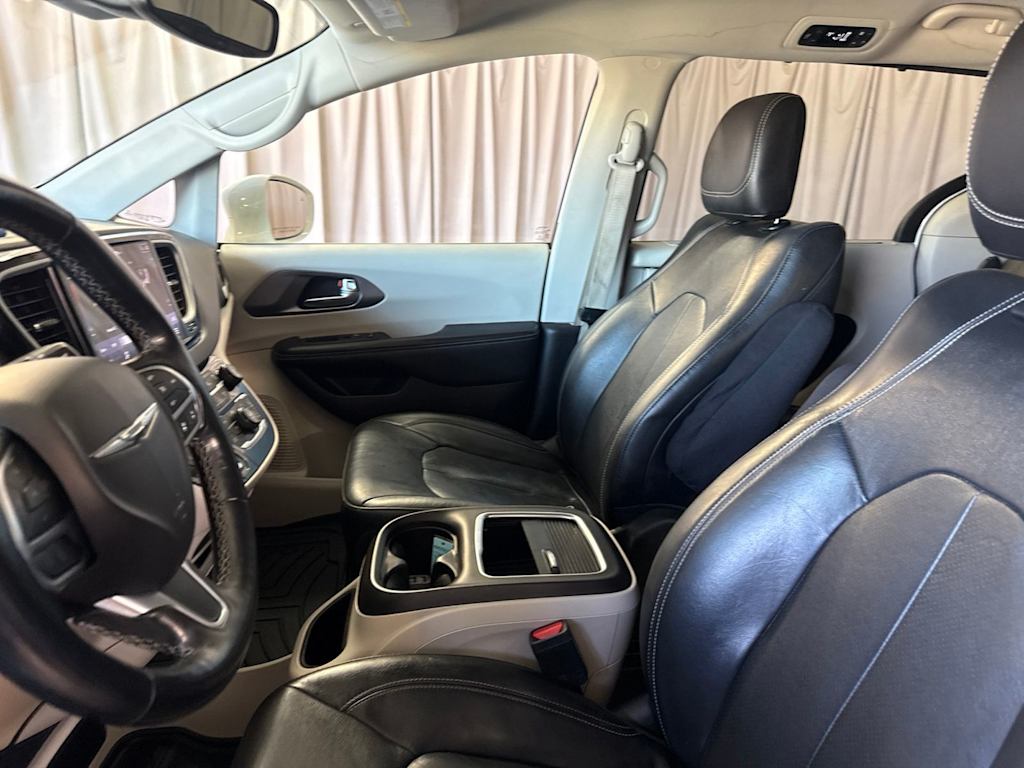 Thumbnail: 2022 Chrysler Pacifica - 9