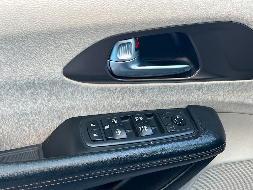 Thumbnail: 2019 Chrysler Pacifica - 20