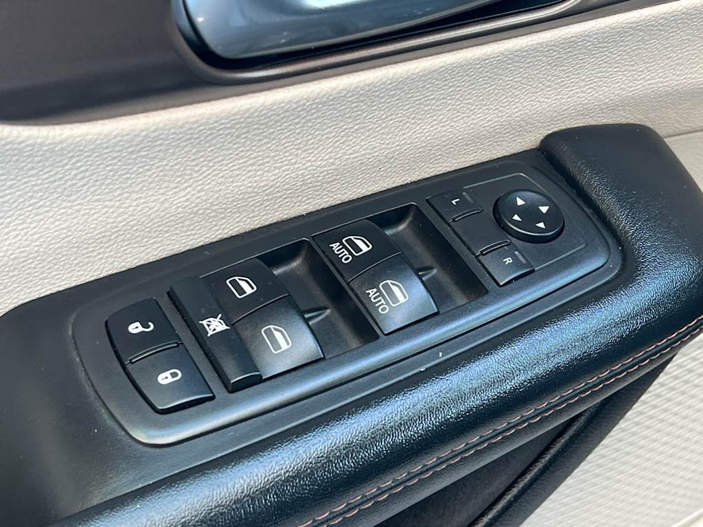Thumbnail: 2019 Chrysler Pacifica - 21