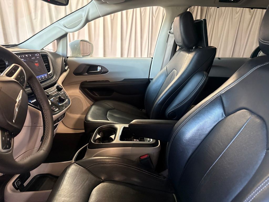 Thumbnail: 2022 Chrysler Pacifica - 9