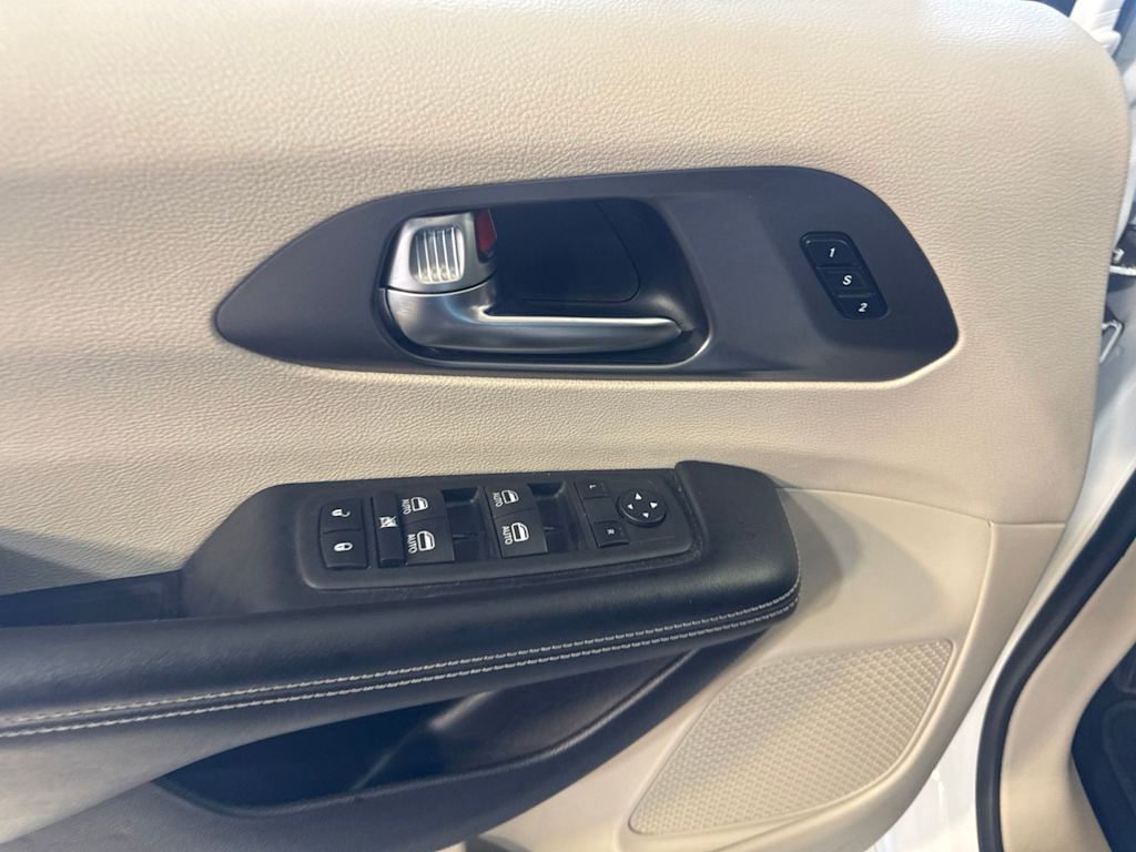 Thumbnail: 2022 Chrysler Pacifica - 22