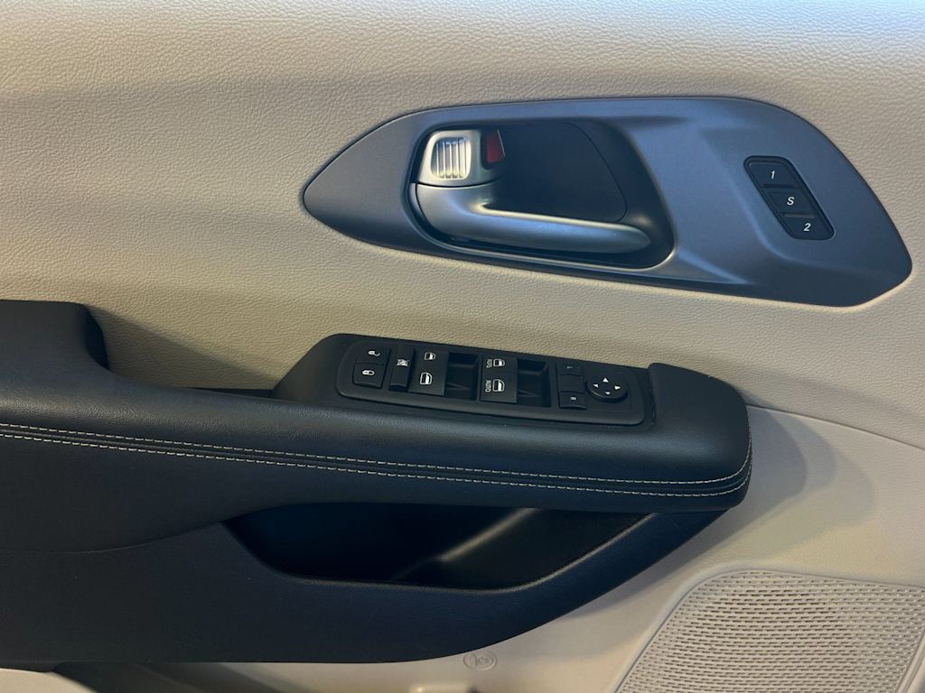 Thumbnail: 2023 Chrysler Pacifica - 21