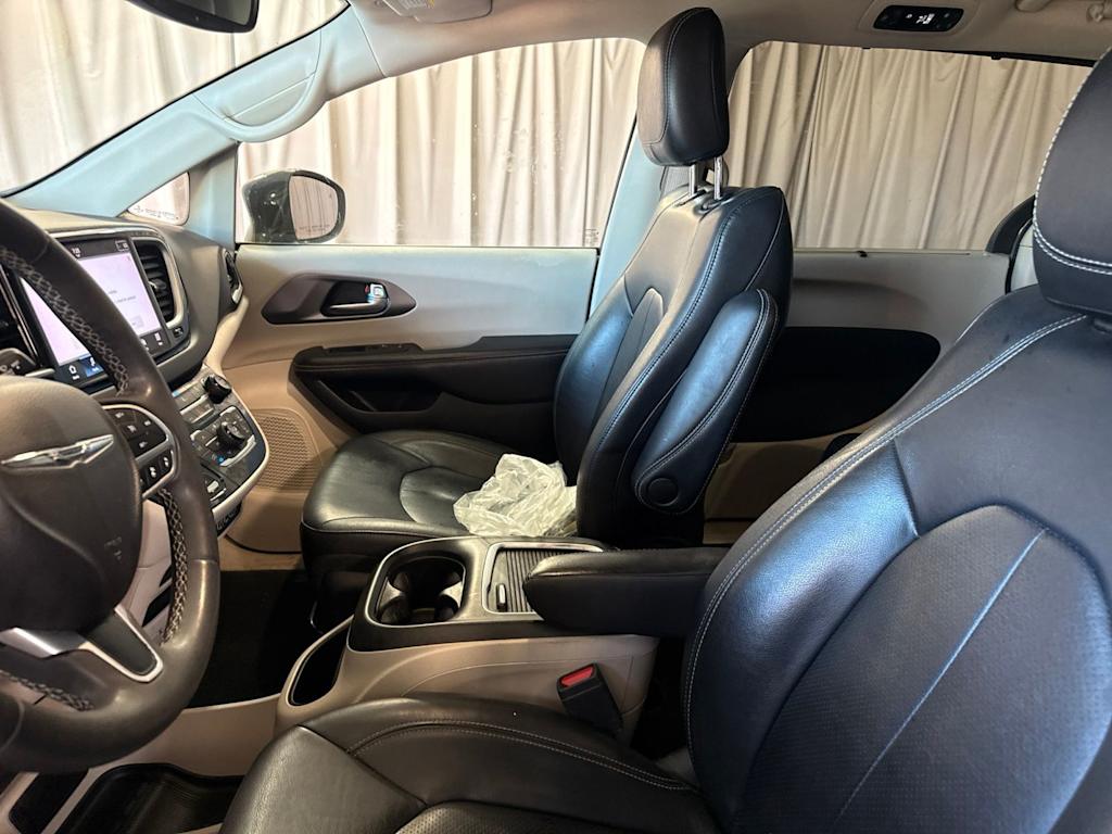 Thumbnail: 2022 Chrysler Pacifica - 9