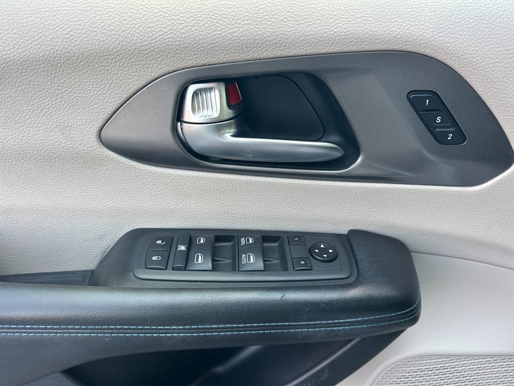 Thumbnail: 2021 Chrysler Pacifica - 21