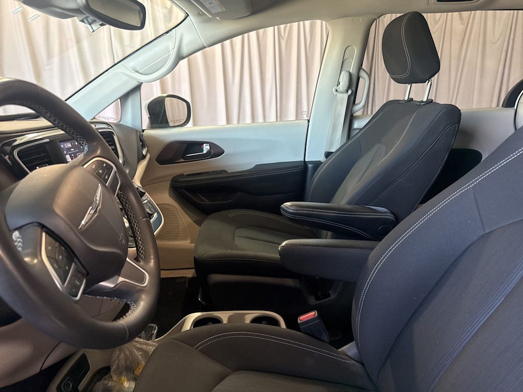 Thumbnail: 2023 Chrysler Voyager - 8