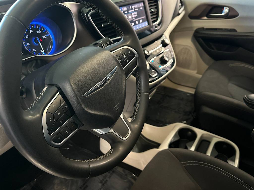 Thumbnail: 2023 Chrysler Voyager - 9