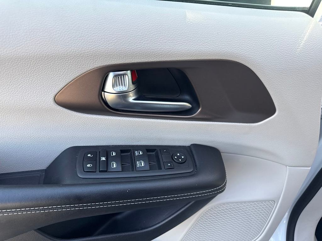 Thumbnail: 2022 Chrysler Voyager - 23