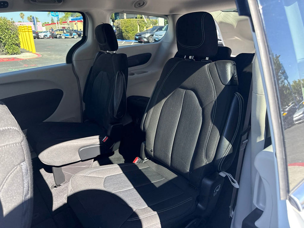Thumbnail: 2022 Chrysler Voyager - 11